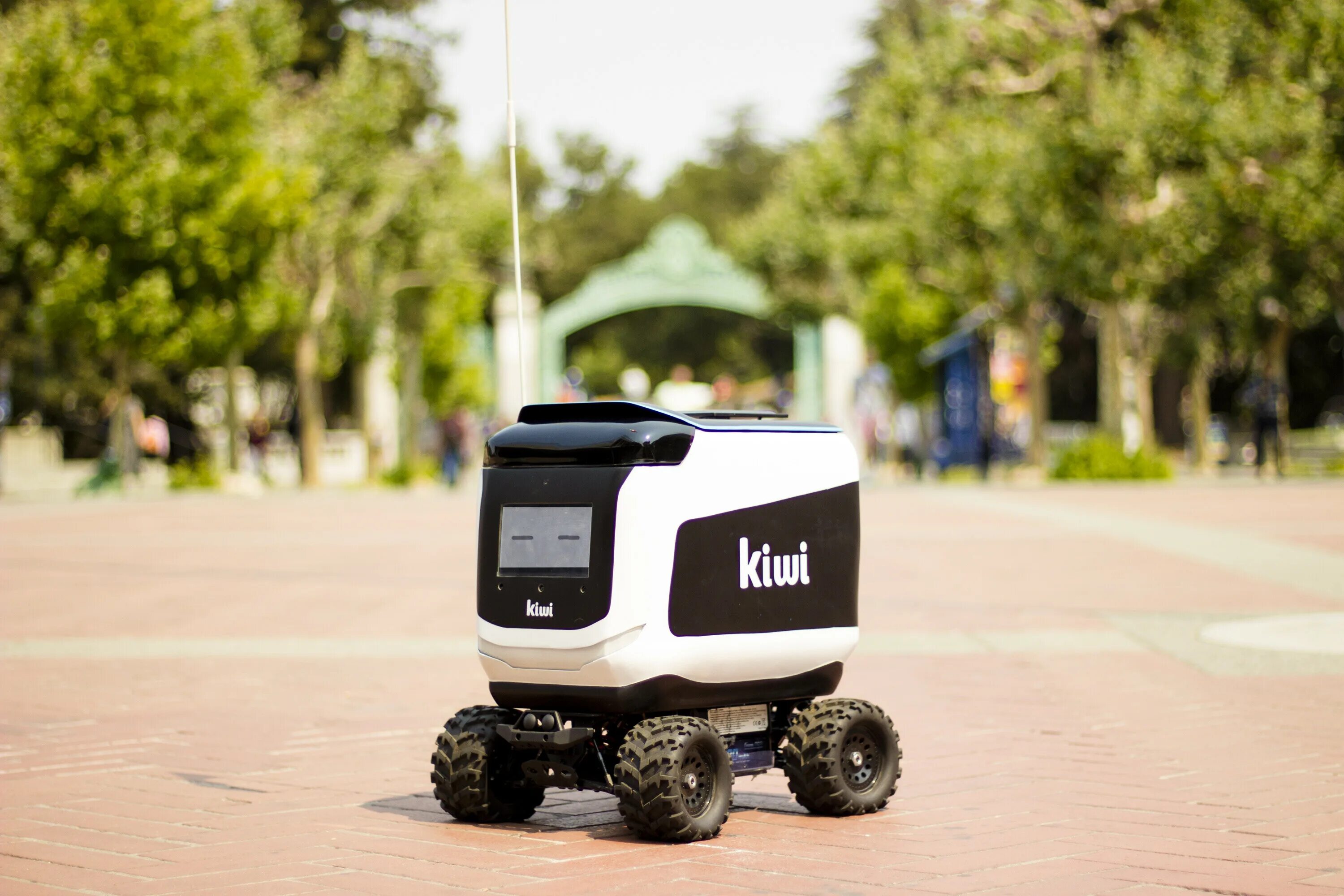 Еду робот. Kiwibot робот доставщик. робот доставка еды. робот доставщик 3 колеса. дрон курьер яндекс.