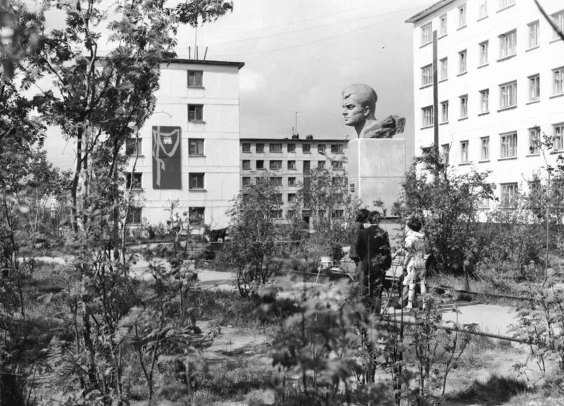 Памятник бабикову в заполярном. Памятник бабикову в заполярном. Заполярный памятники. Заполярный памятники. Заполярный памятники.