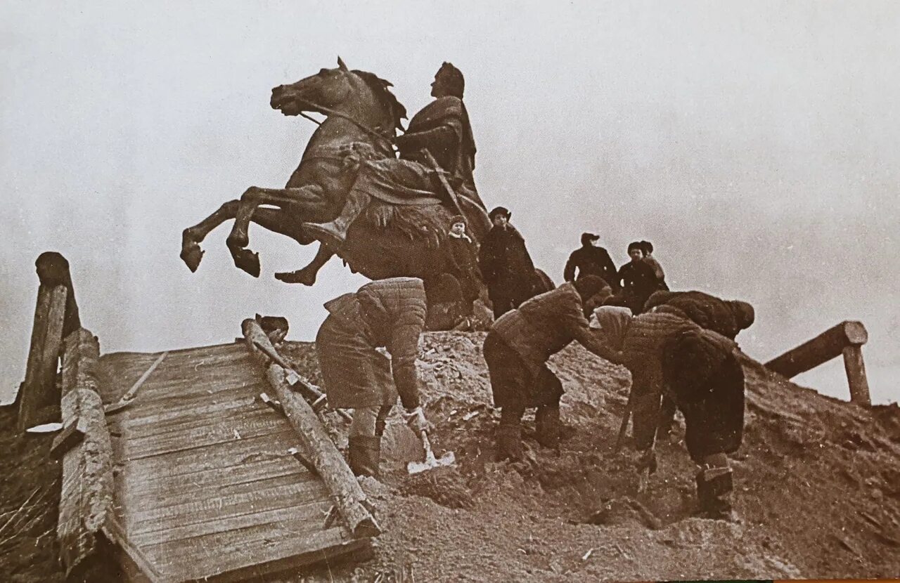 Медный всадник в блокадном Ленинграде. Памятник Петру в блокадном Ленинграде. Медный всадник во время войны. Блокада Ленинграда памятник Петру 1. Памятник 1944 года