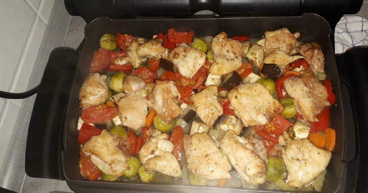 Запечь куриную грудку в духовке в рукаве. Филе с овощами в духовке. филе курицы с овощами в духовке. овощи с мясом в духовке на протвине. филе грудки с овощами в духовке.