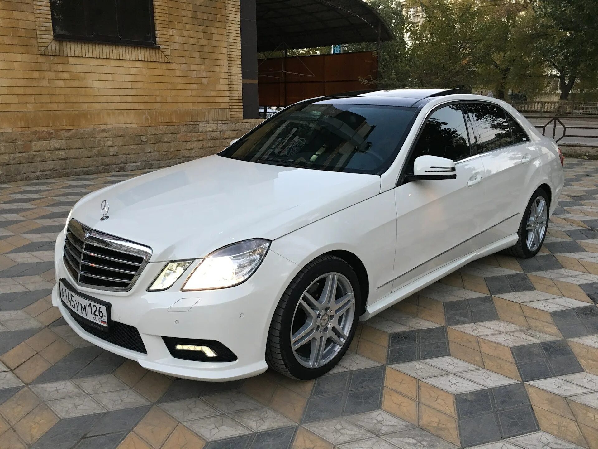 Купить мерседес 2010. Мерседес Бенц е200 белый. Mercedes e212 2010. Мерседес е 212 2010. Mercedes e212 2012.