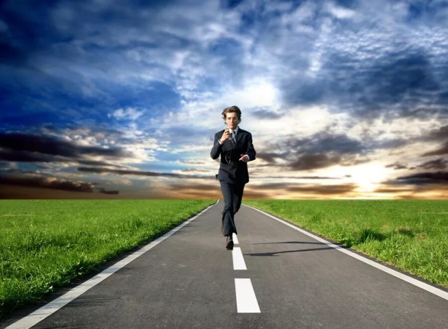 Дорога к счастью. Человек идет по дороге. Мужчина идет по дороге. Навстречу выбрать. Супружеские отношения.