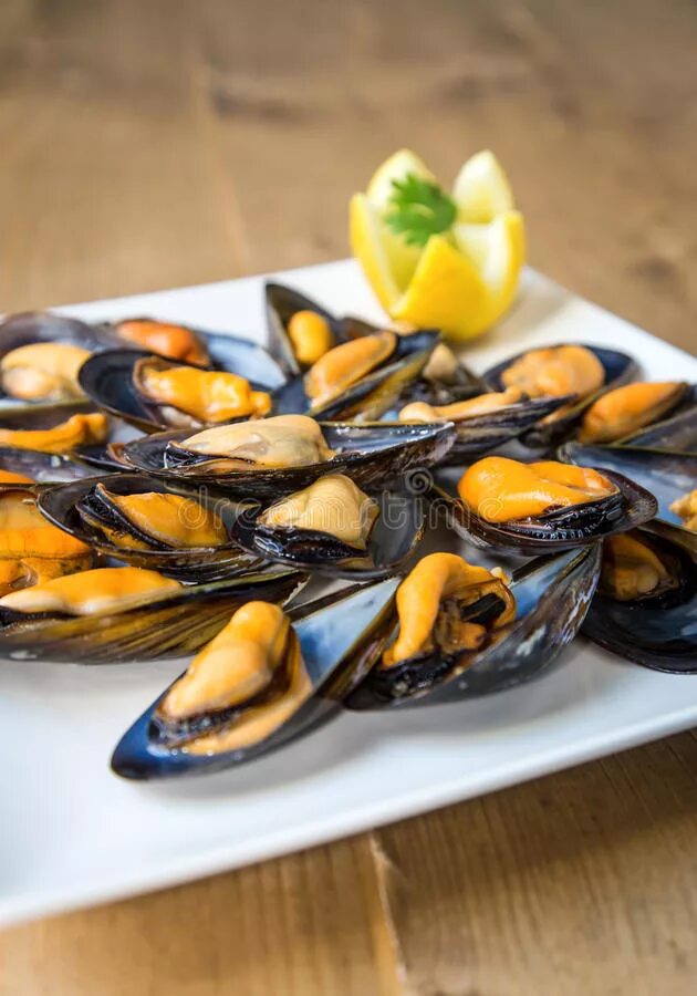Мидии с лимонным соком. Мидии с лимоном. Мидии по каталонски. Мидии с лимонным соком. Моллюски с лимоном.