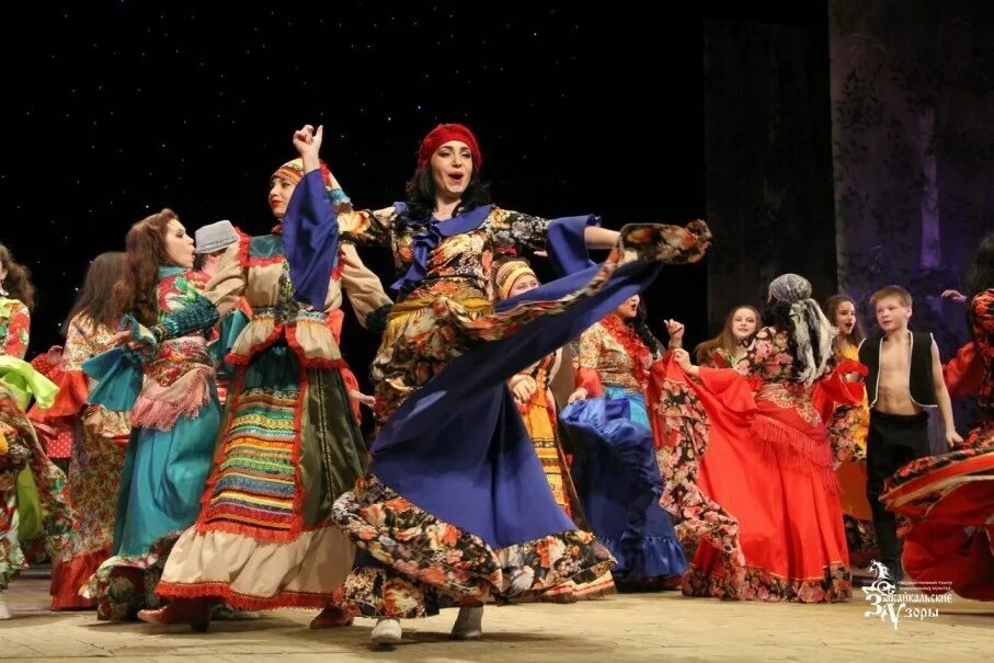 Цыганский праздник концерт. Концерт цыганских песен. Декорации к цыганскому спектаклю. Киеве. Цыгане под небом россии всероссийски фестиваль 2020 г.