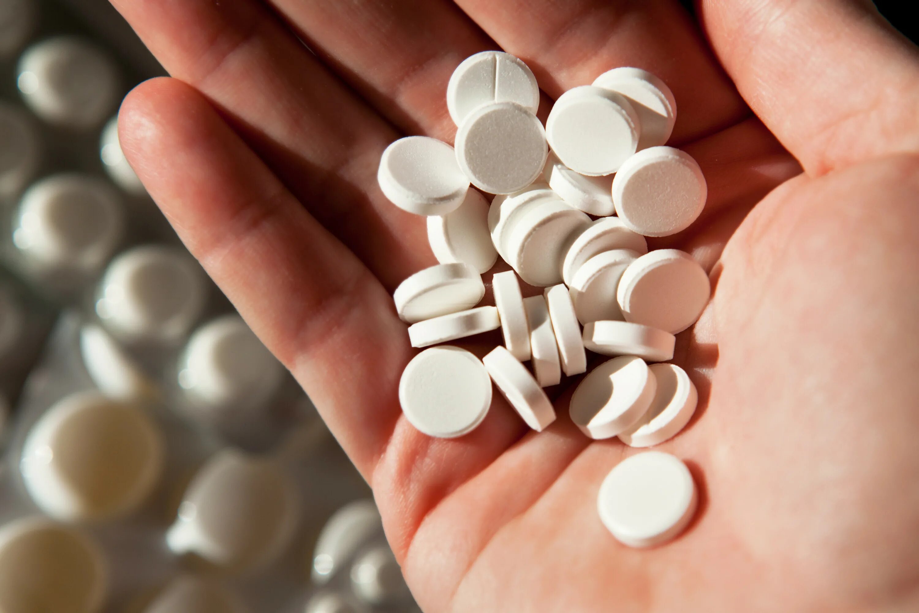 Xanax pfizer 1mg. Черновая ткань. Дефицит лекарств. Таблетка круглая. Баночки от лекарств.