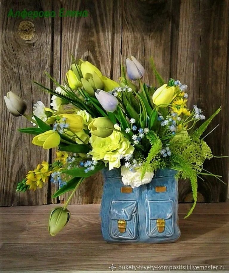 Букет тюльпанов композиция. Букет тюльпанов. Цветочные композиции с тюльпанами. Композиция с тюльпанами в вазе. Цветочная композиция в вазе.