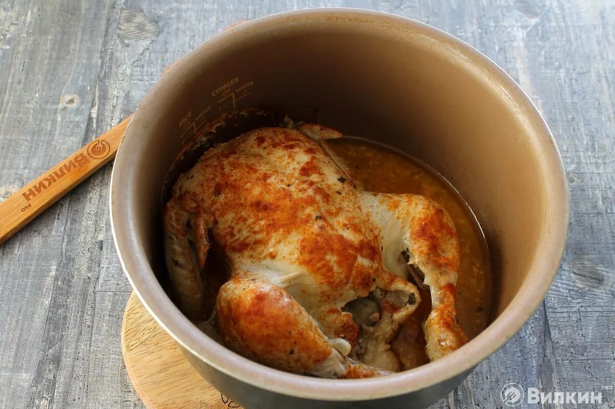 Курица целиком в мультиварке рецепты. Запеченная курица в мультиварке. курица в мультиварке целиком. жареная курица в мультиварке. зажаренная курица в мультиварке.
