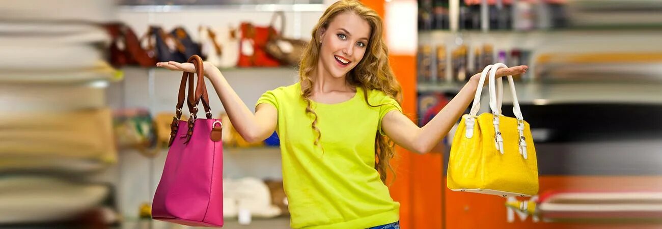 Продавец сумки вакансии. Продавец консультант в сумоки лесной городок. Девочка ходит по магазинам. Женщина с сумкой. Продавец сумки вакансии.