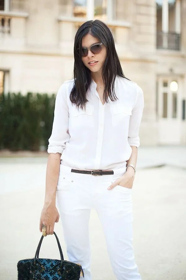 Белая кофта черные штаны. Белая рубашка. Блузка с джинсами. Образы с белой рубашкой. Девушка в белой блузке.