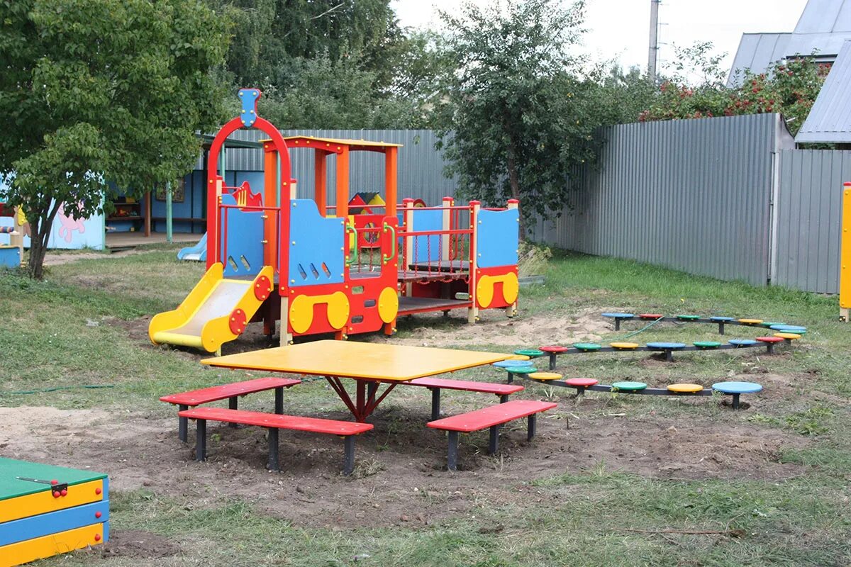 Тверь детская. Детская площадка в городе. Детские сады детские площадки. Детская площадка, Тверь. Детская площадка в саду.