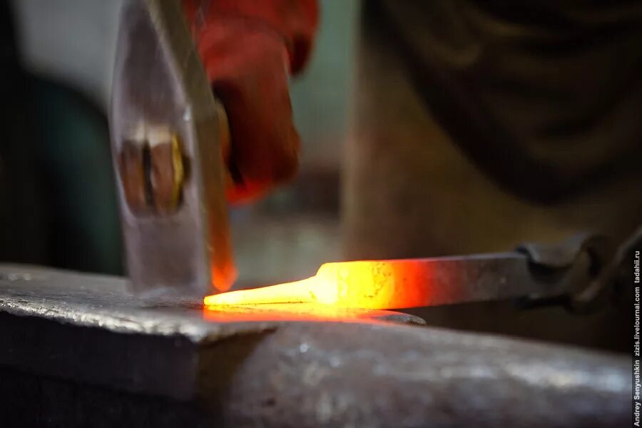 закалка металла. раскаленное железо. раскаленный металл. раскаленный металл в печи. нагретый металл.