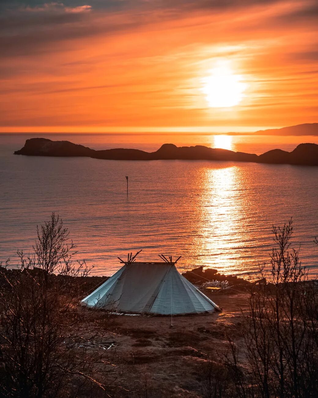 Sun camping. Палатка на закате. Палатка на берегу. Палатка на берегу моря. Палатка у озера.