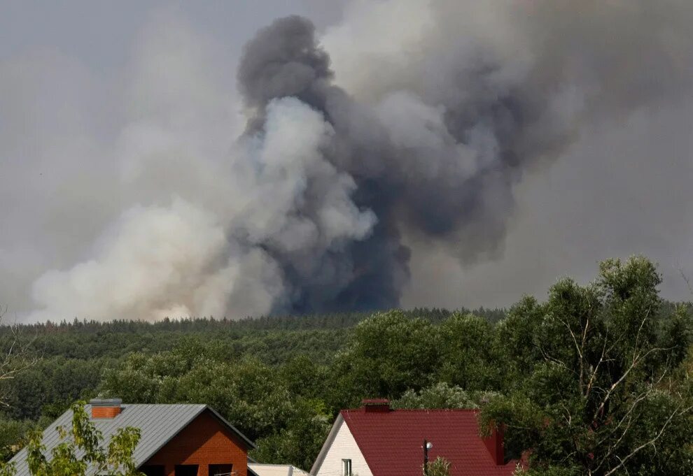 Пожары в россии примеры. Пожары в населенных пунктах. Пожары в лесу и населенные пункты. Пожары 2010. Дым пожар.