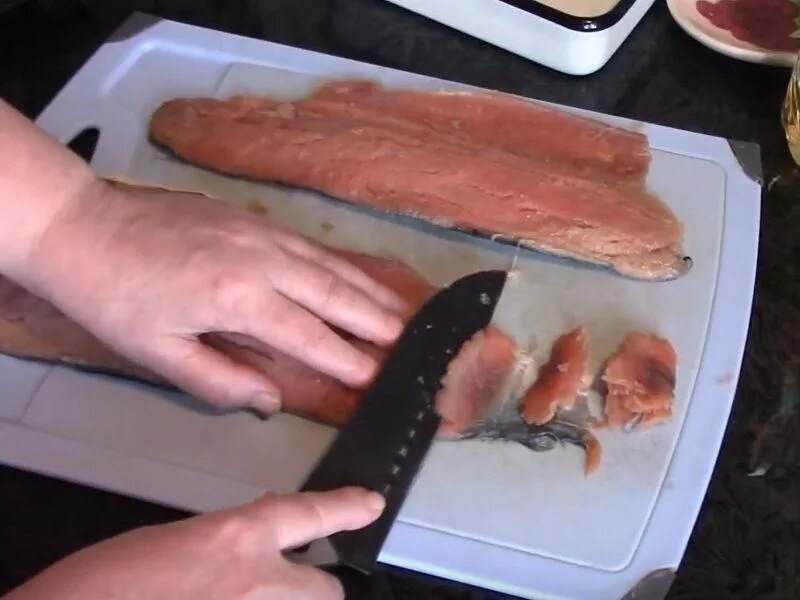 Как быстрее посолить горбушу. Посолить горбушу кусочками быстро и вкусно. посолить горбушу в домашних условиях. засолить горбушу в домашних условиях. горбуша солёная в домашних.