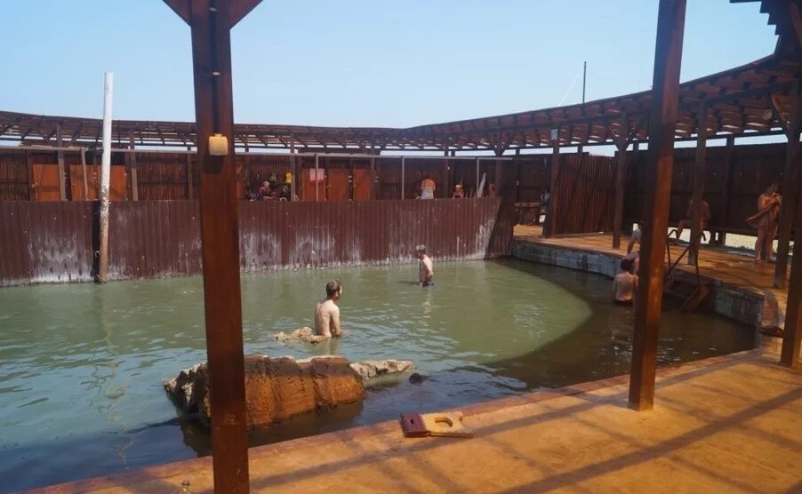 Сероводородный горячий источник избербаш. Сероволородные источники изербеш. Горячий источник в дагестане избербаш. Сероводородный горячий источник избербаш. Избербаш термальные.