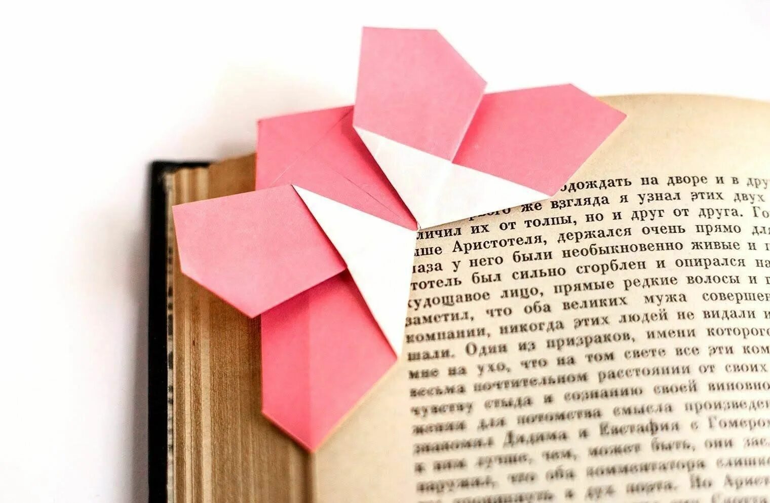 Человек и много документов. Хаос в офисе. Писание от руки. Дилер (рынок ценных бумаг). Бумагами от своего имени.