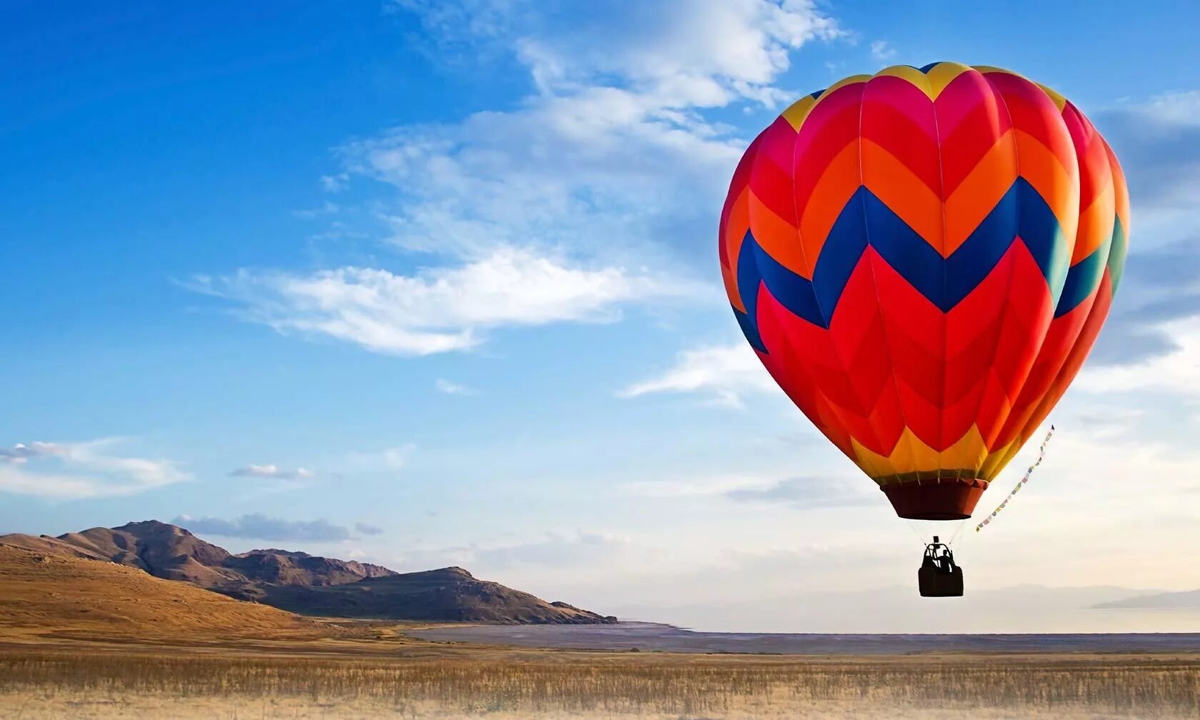 Воздушный шар. Воздушные шары полет. Воздушный шар с корзиной в небе. Vozdushnih shar.