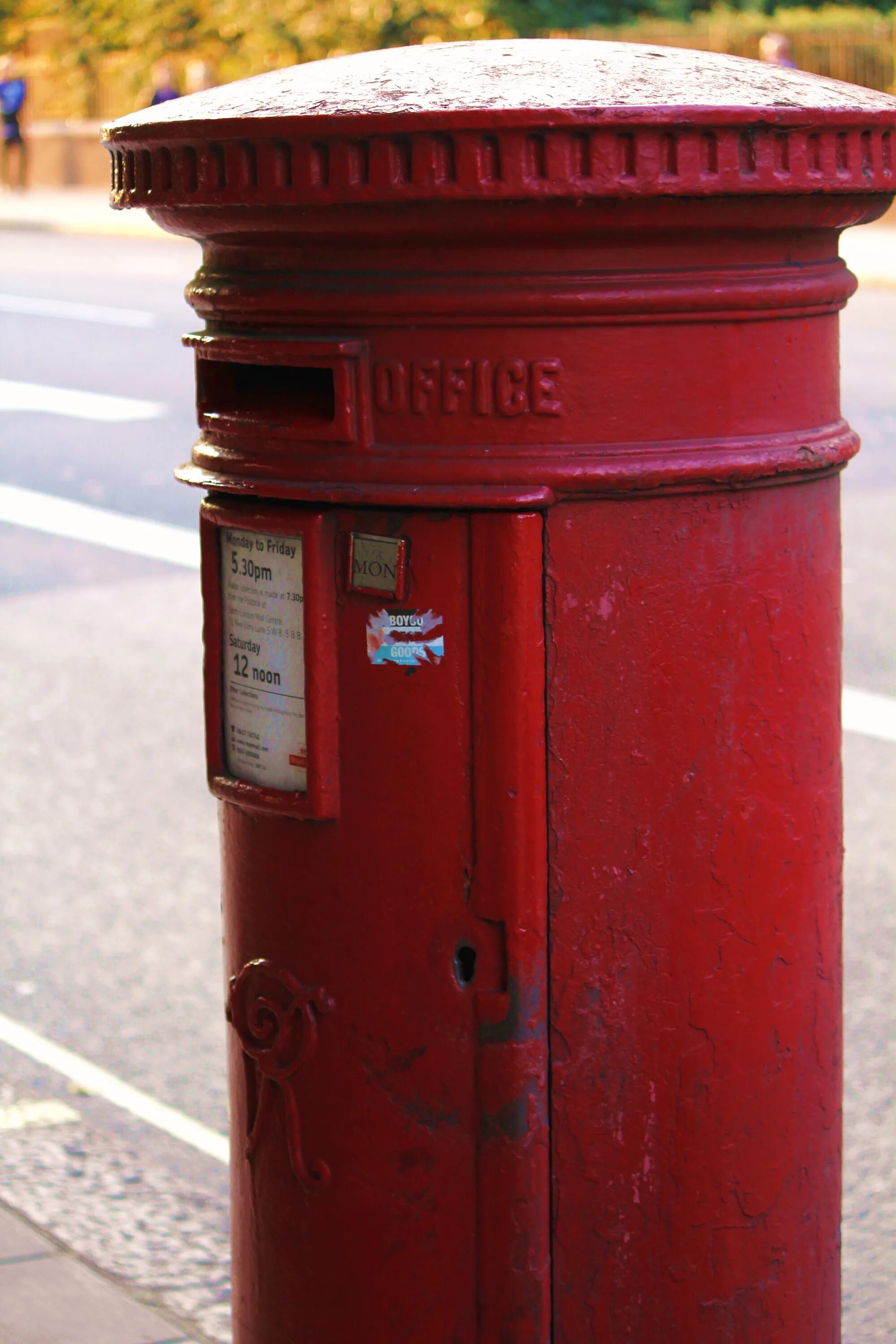 Красный почтовый ящик. Почтовый ящик уличный. Почтовый ящик на столбе. Красный столб. Post objects
