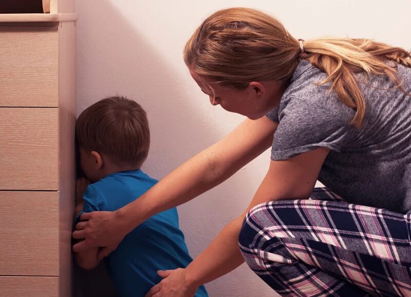 Позы для кормления грудью. Мать с ребенком. Ребенок просит прощения. Позы для кормления груд. У сына стоит видео.