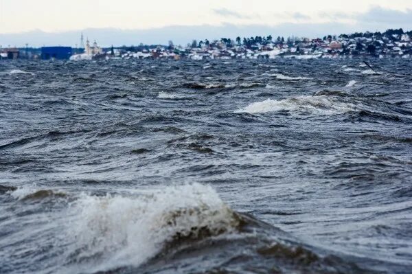 Ветер поднимал волны. Шторм на Онежском озере. Фото шторм на Онежском озере.
