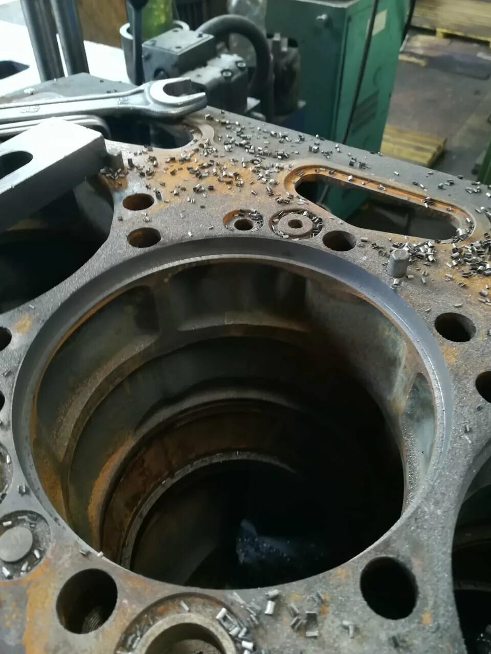 выступ гильзы над блоком ямз 238. посадочная поверхность под гильзу камаз 740. инструмент для проточки посадочных мест под гильзы. машинка для проточки посадочного места под гильзу. посадочное место под гильзу.