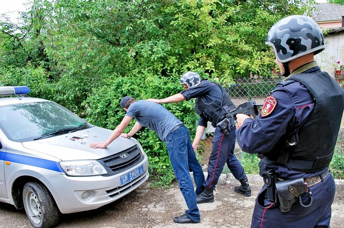 Служба 2 июня. Полицейский досмотр. Полиция досматривает. Личный досмотр полицией. Обыск человека.