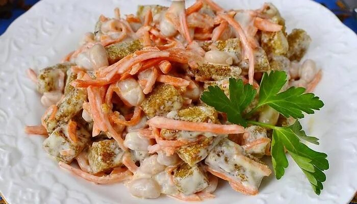 Салат с морковкой по корейски и сухариками. Салат из копчёной курицы с корейской морковкой и фасолью. салат кукуруза фасоль сухарики корейская морковь. салат фасоль корейская морковь курица сухарики. салат с фасолью и сухариками и морковью по-корейски.