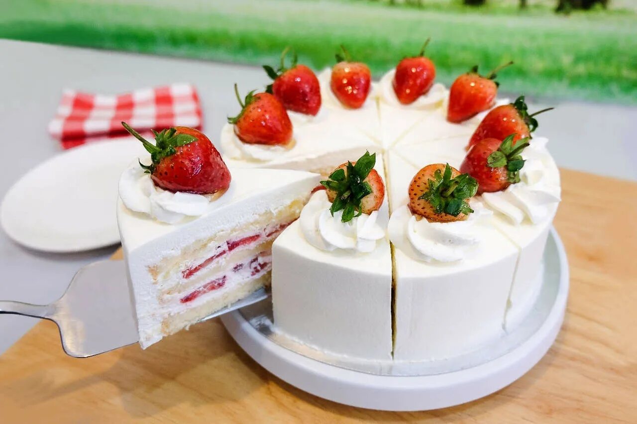 торт режу. торт разрезанный розовый. разрезанный торт. нарезанный торт. торт режу.