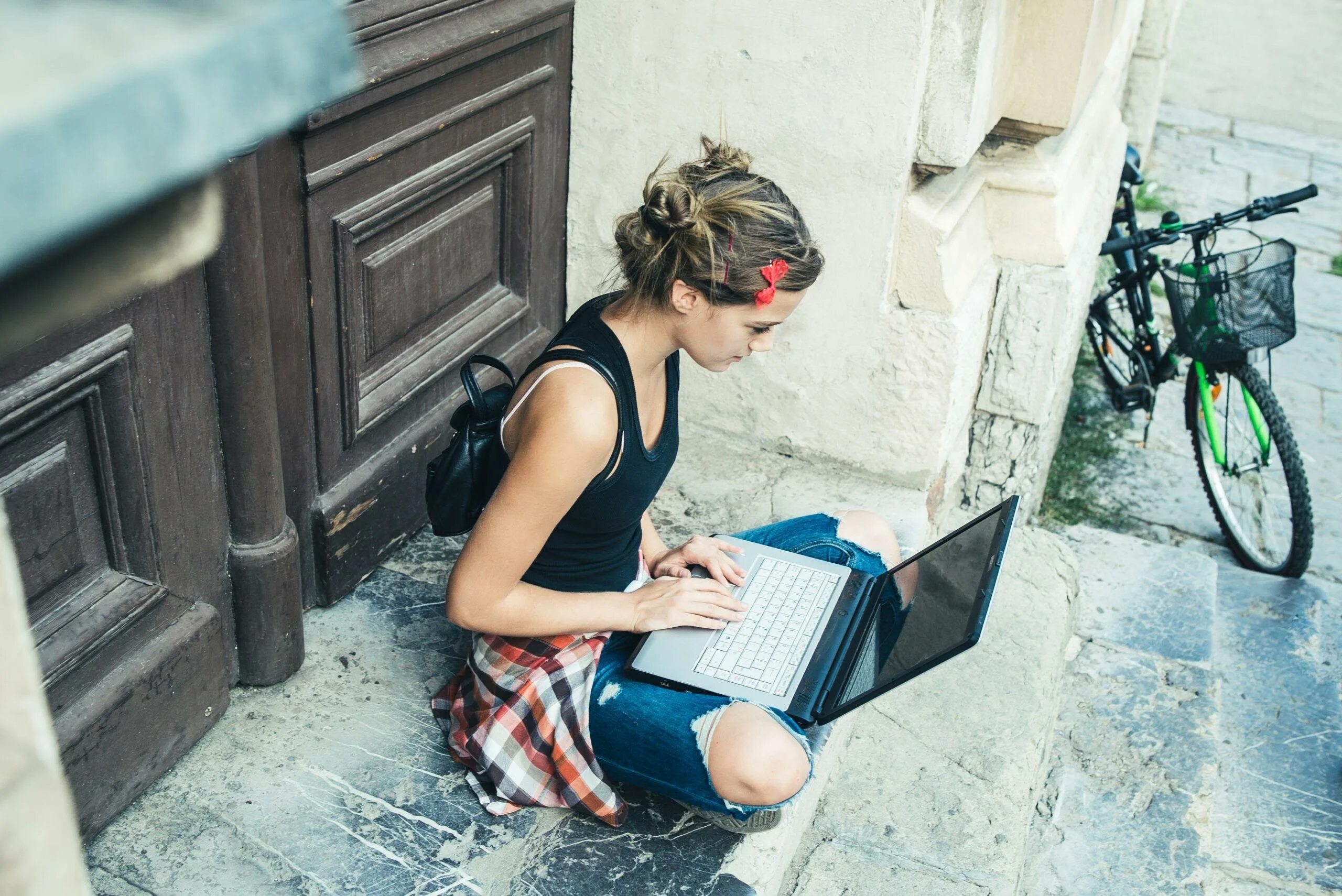 Travel writer. Девушка с ноутом. Девушка с ноутбуком. Девушка путешествует с ноутбуком. Девушка с ноутбуком в руках.