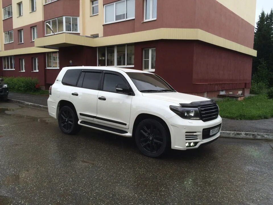 Тойота ленд крузер 200 тонированный. Тойота ленд крузер 200 бункер. Бункер 200. Ленд крузер 200 черный тонированный. Lc200 черный тонированный.