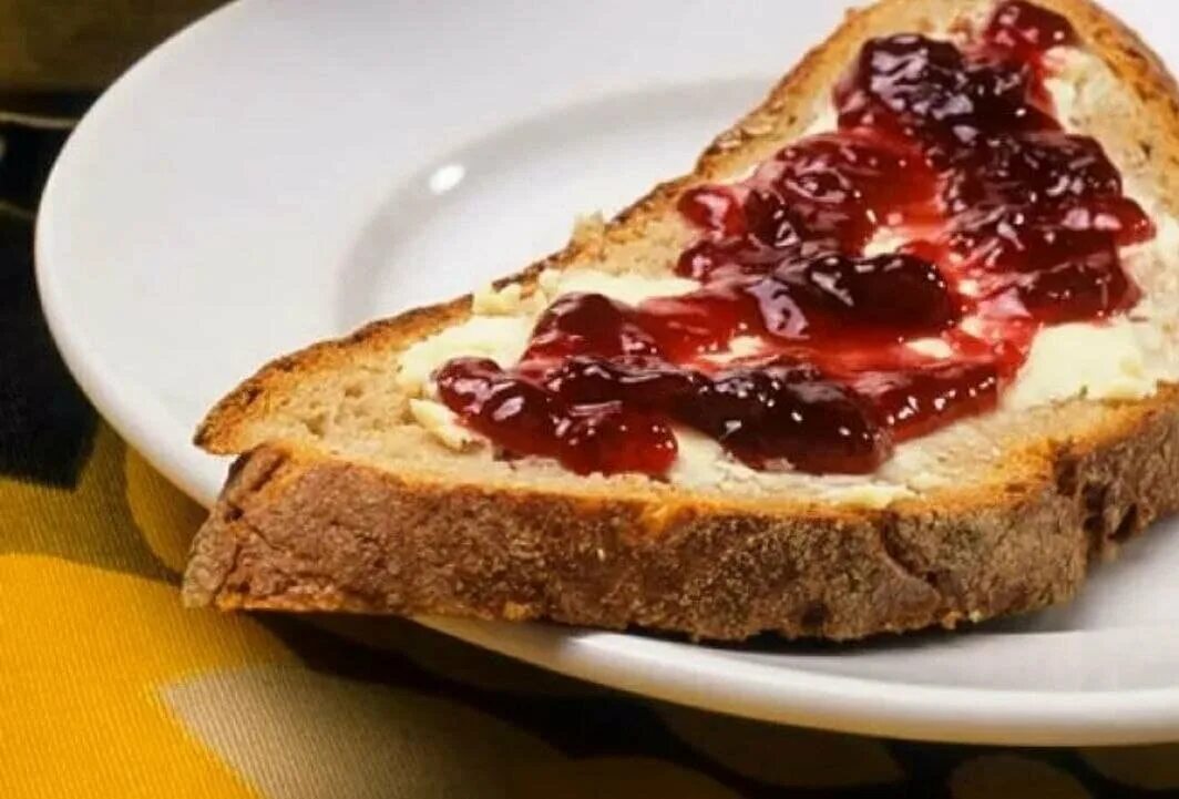 Хлеб с маслом и вареньем. Бутерброд с маслом и вареньем. хлеб с вареньем. бутерброд с джемом. бутерброд с сыром и вареньем.