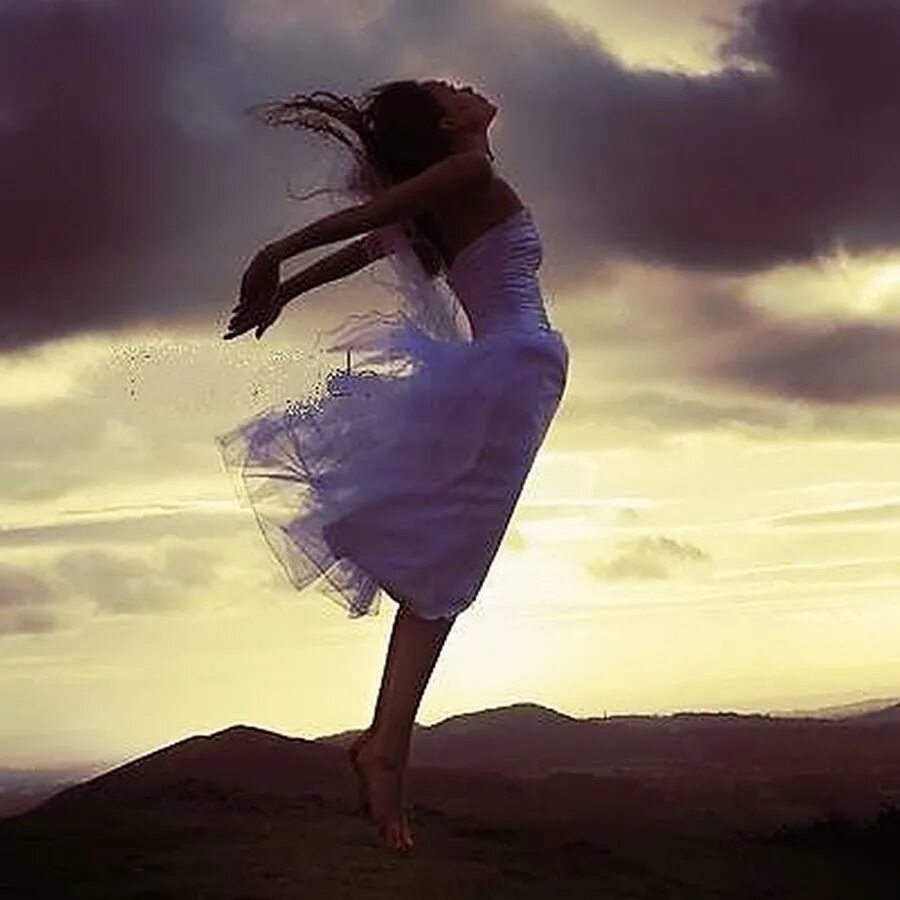 Подскажите свободна. Я свободен. Девушка с распахнутыми руками. Подскажите свободна. Свободная девушка картинки.