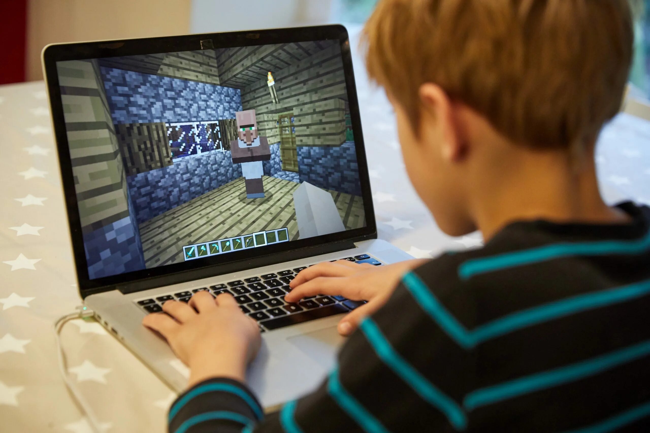 My friend and i play computer games. Хобби компьютер. computerspiel. hobby компьютер немецкий. картинки computerspiele spielen.