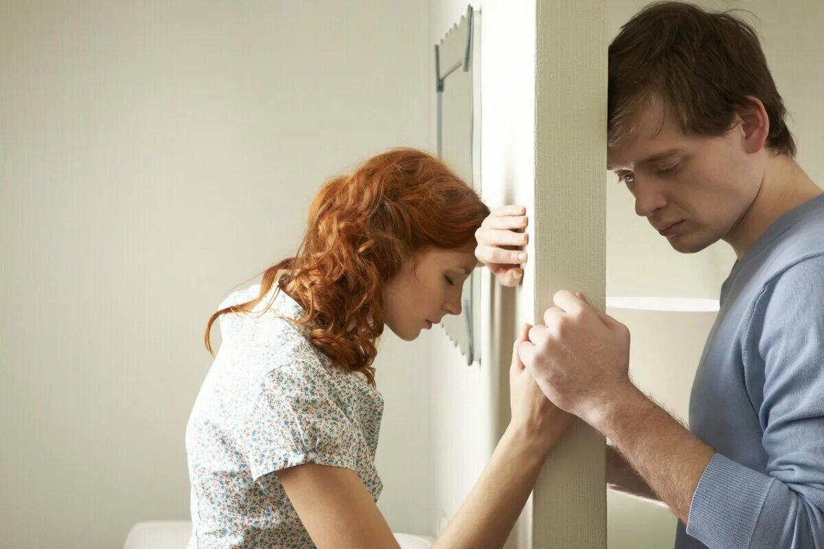 Шел между стен. Ссора между супругами. супружеские конфликты. конфликт в семье. разлад в семье.