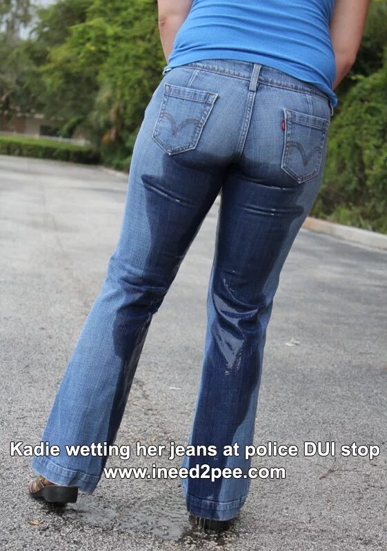 Split jeans. Her jeans. Her pants. обтягивающие джинсы pissing. Pissing wetting в джинсы.