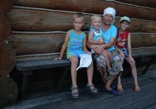 Девочка приехала к бабушке в деревню