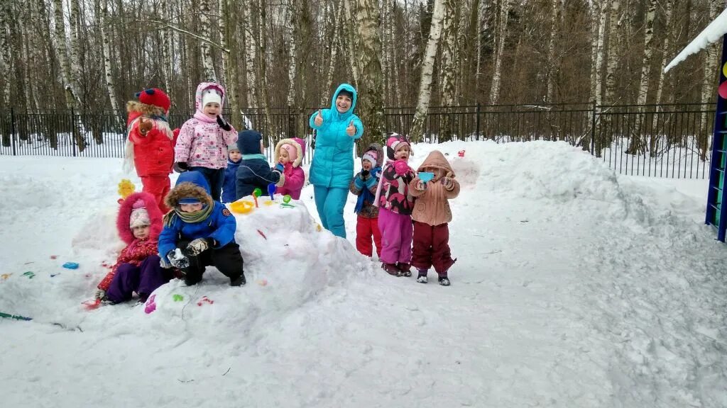 Забавы для детей на улице зимой. Зимние детские игры на улице. Зимние забавы для детей в детском саду на улице. Зимние игры для детей.