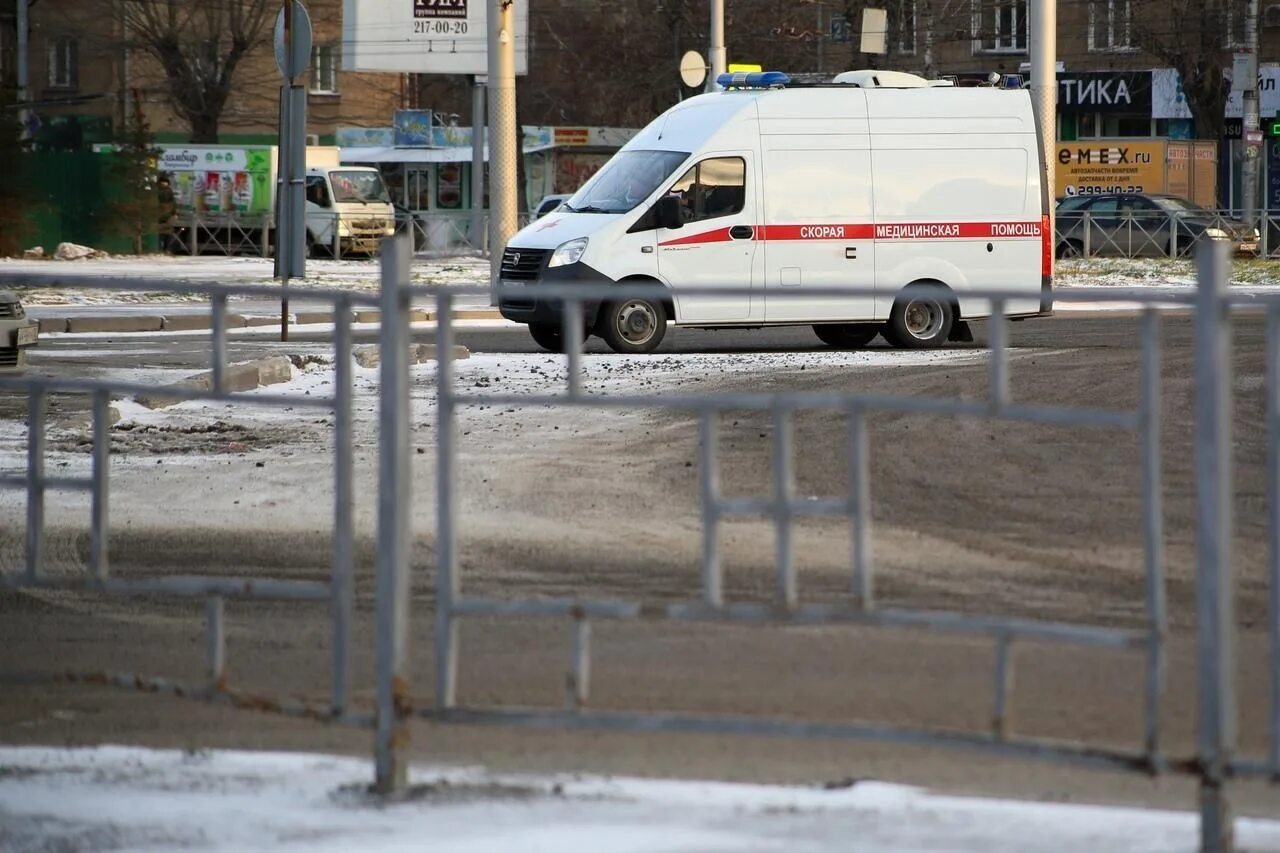 Машина скорой помощи сбила. Скорая Новосибирск. Девочку сбила машина скорой помощи. Скорая задавила ребенка в Новосибирске. Скорая на колесах.