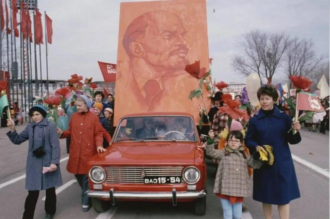 Первомай парад СССР. Первомайская демонстрация Тольятти 1981. Первомайская демонстрация в СССР 70е. Первомай Тольятти СССР. Советский союз 7 ноября