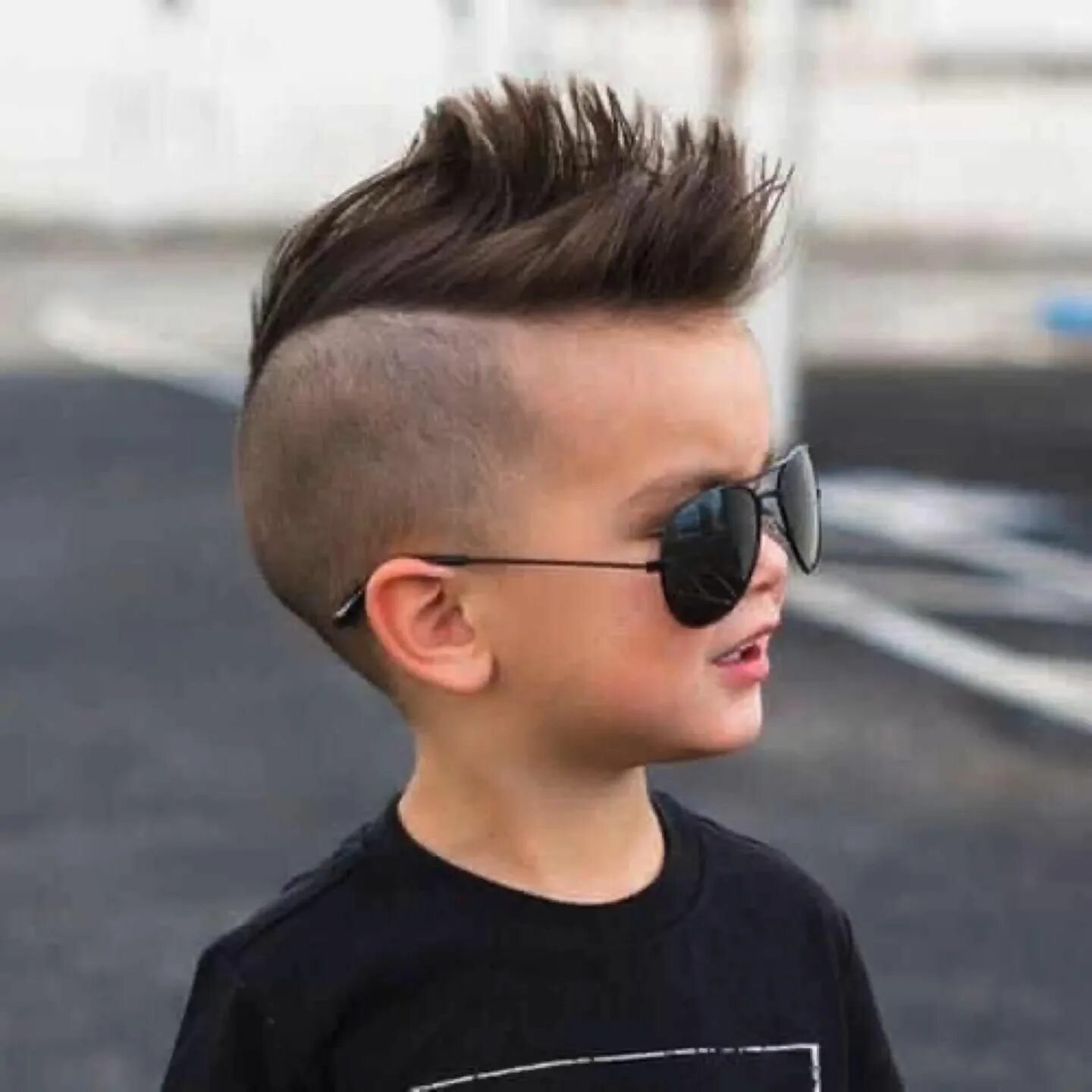 Модные детские стрижки 2024. Фейд ирокез. Причёски для мальчиков. Стрижки для мальчиков. Прически для мальчишек.