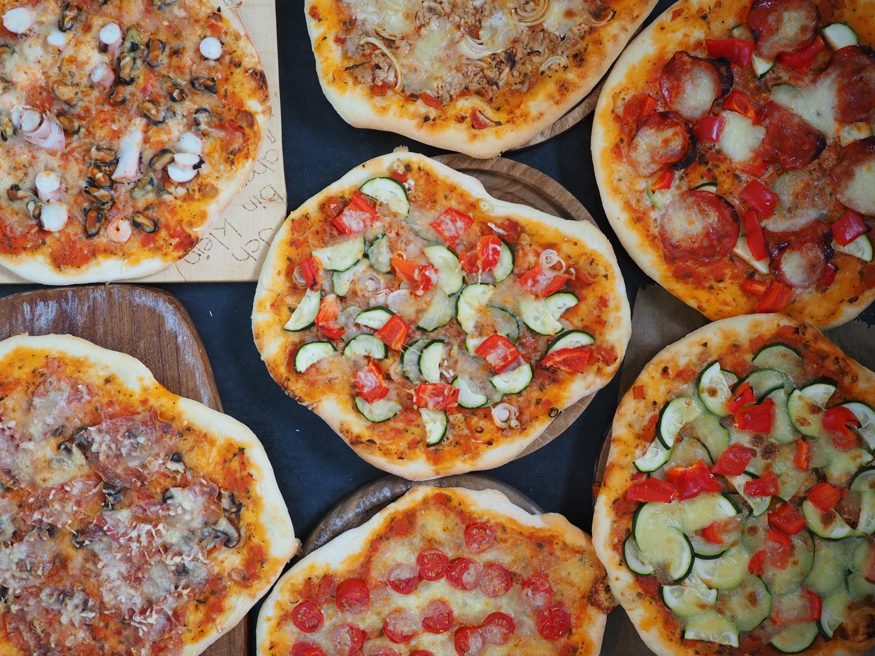 Простые начинки для пиццы. Пицца домашняя. Начинка для пиццы. Пицца много начинки. Домашняя пицца много начинки.