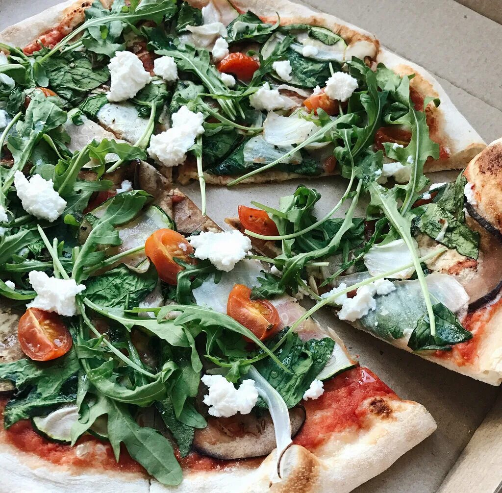 пиццерия 29. пиццерия 29. пицца в вялеными помидорами и чоризо. доска для пиццы деревянная. 29 лого.