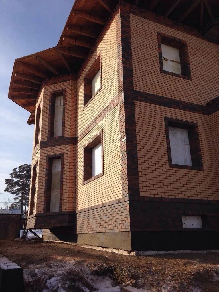 дома из облицовочного кирпича. кладка домов из кирпича. дом из желтого кирпича с коричневыми углами. дом из желтого и коричневого кирпича. фасад из кирпича.