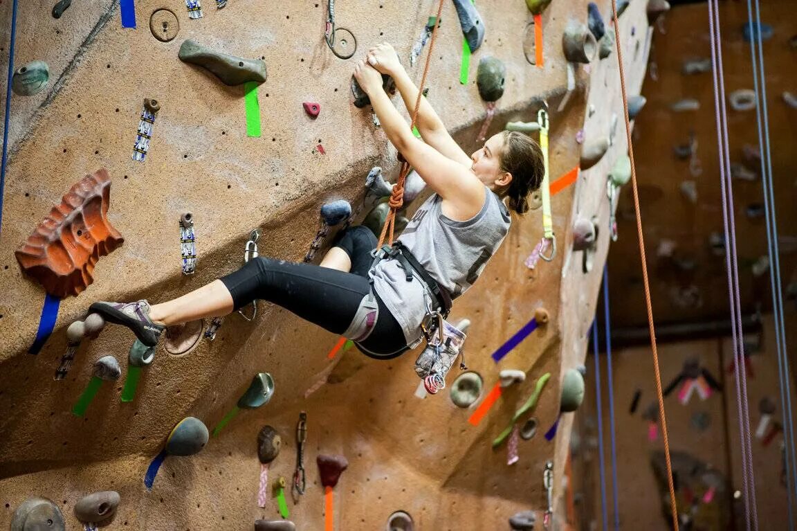 Спортивный туризм тренировки. Скалодром казань. rock climbing скалодром. скалолазание спорт. скалодром для спортивного туризма.