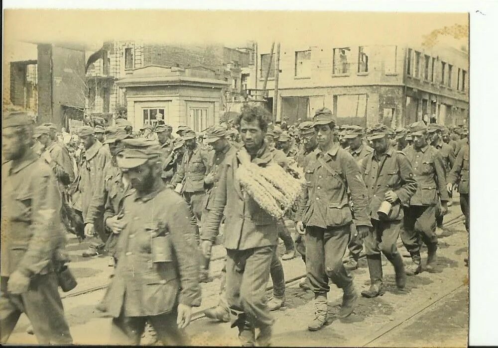 Пленные немцы в Москве 1944. Марш пленных немцев по Москве в 1944. Шествие немецких военнопленных в Москве 1944. Парад пленных немцев в Москве 1944. Фашисты были в москве