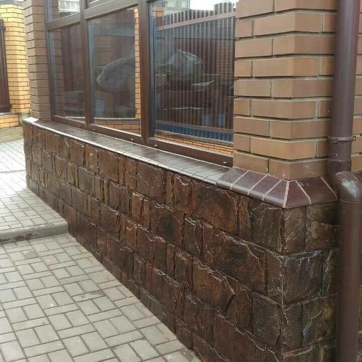 Фасадная панель stein, тёмный орех. Коричневые фундамент. Фасадные панели fineber дачный туф. Отделка фундамента камнем. Отделка цоколя.