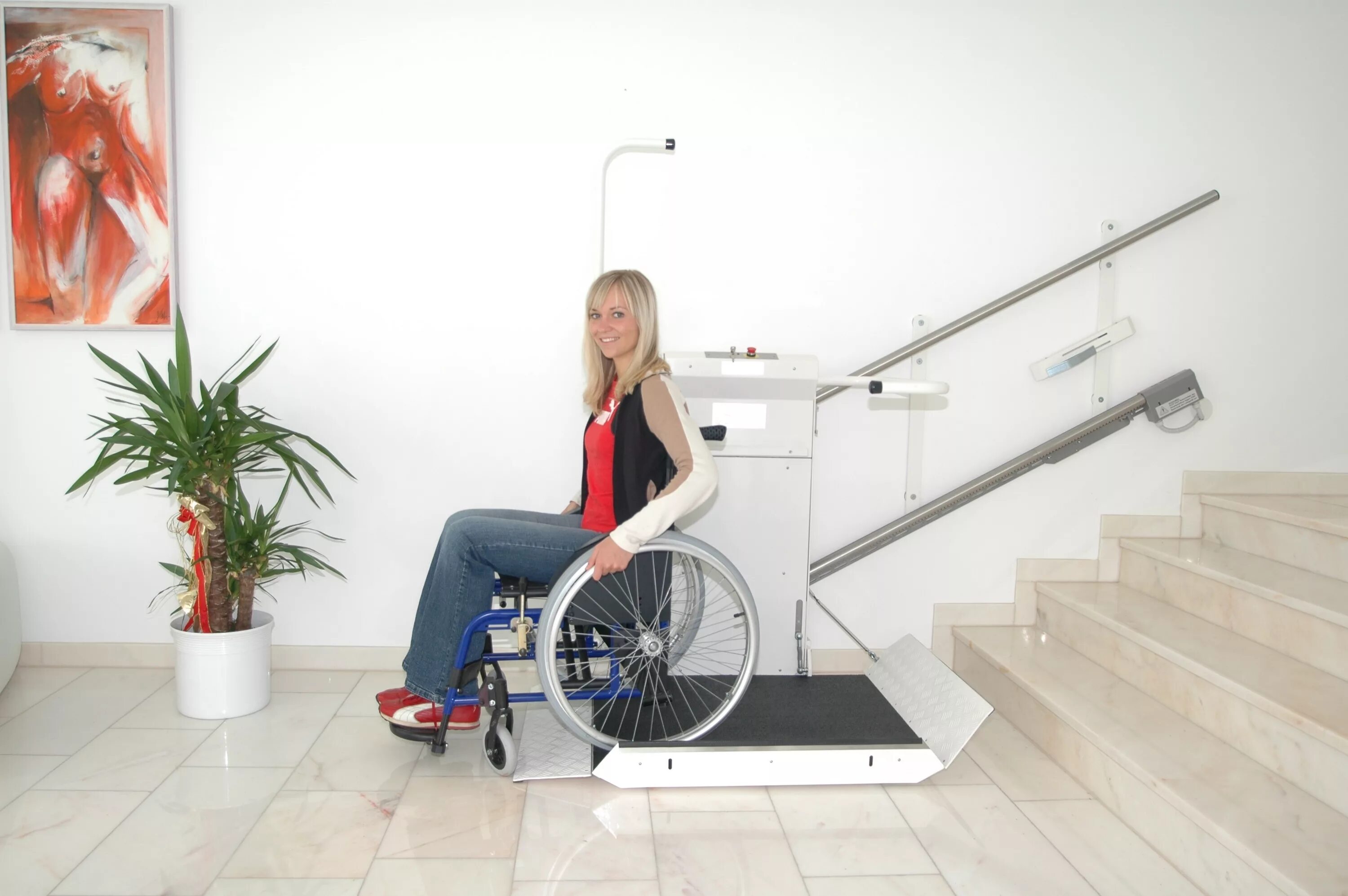 Курсы для обучения бесплатные для инвалидов. Подъемники скиповые для инвалидов. Подъемник для МГН по лестнице. Подъемник для МГН бк320. Лифт для инвалидов колясочников на 2 этаж.