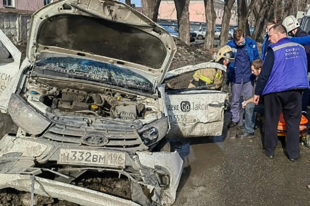 В нижнем тагиле танк врезался в машину. В нижнем тагиле танк врезался в машину