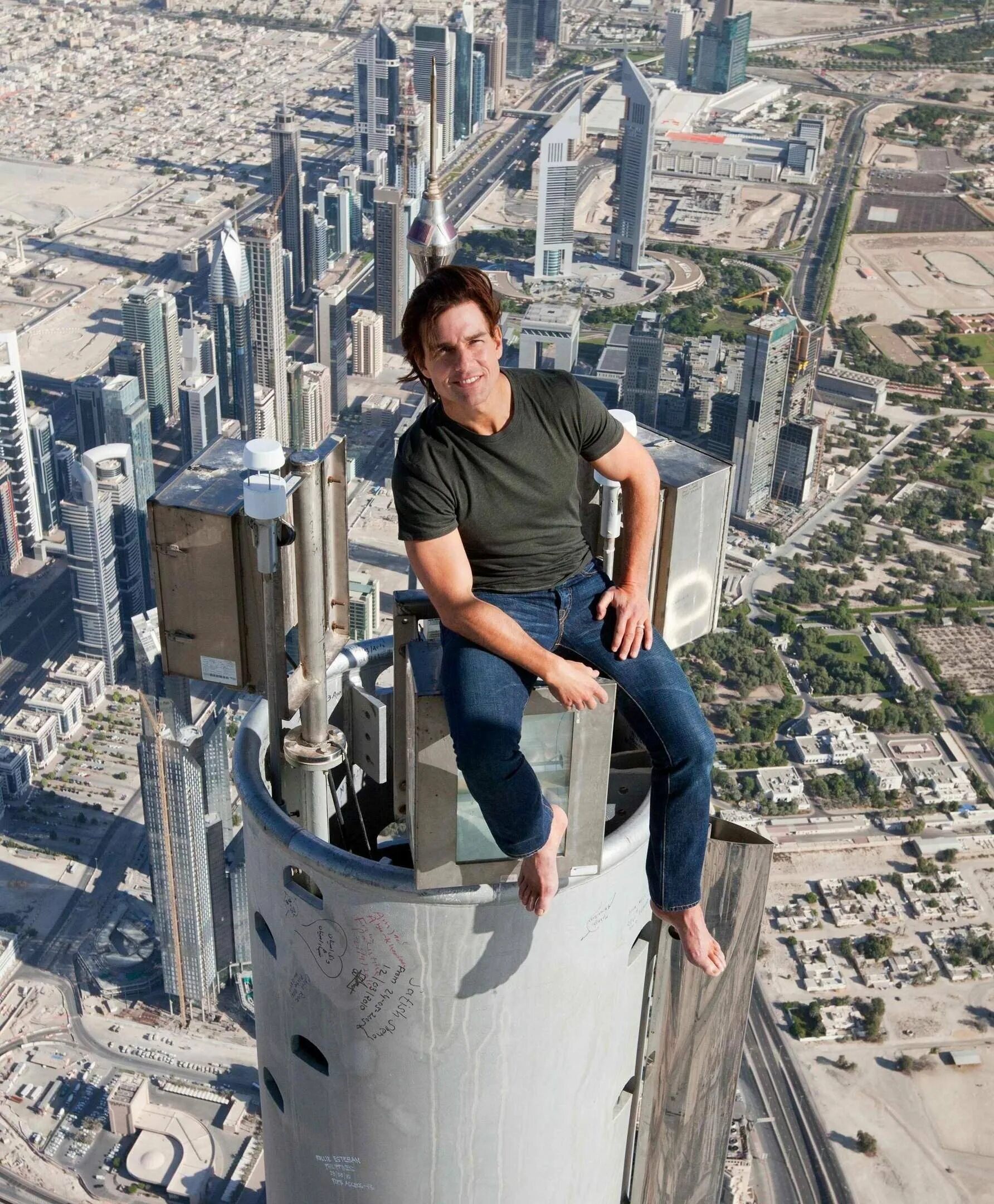 Была на самом высоком уровне. Том Круз на вершине Бурдж Халифа. Том Круз на вышине буржджхалифы. Том Круз на башне Бурдж Халифа. Уилл Смит на башне Бурдж Халифа.