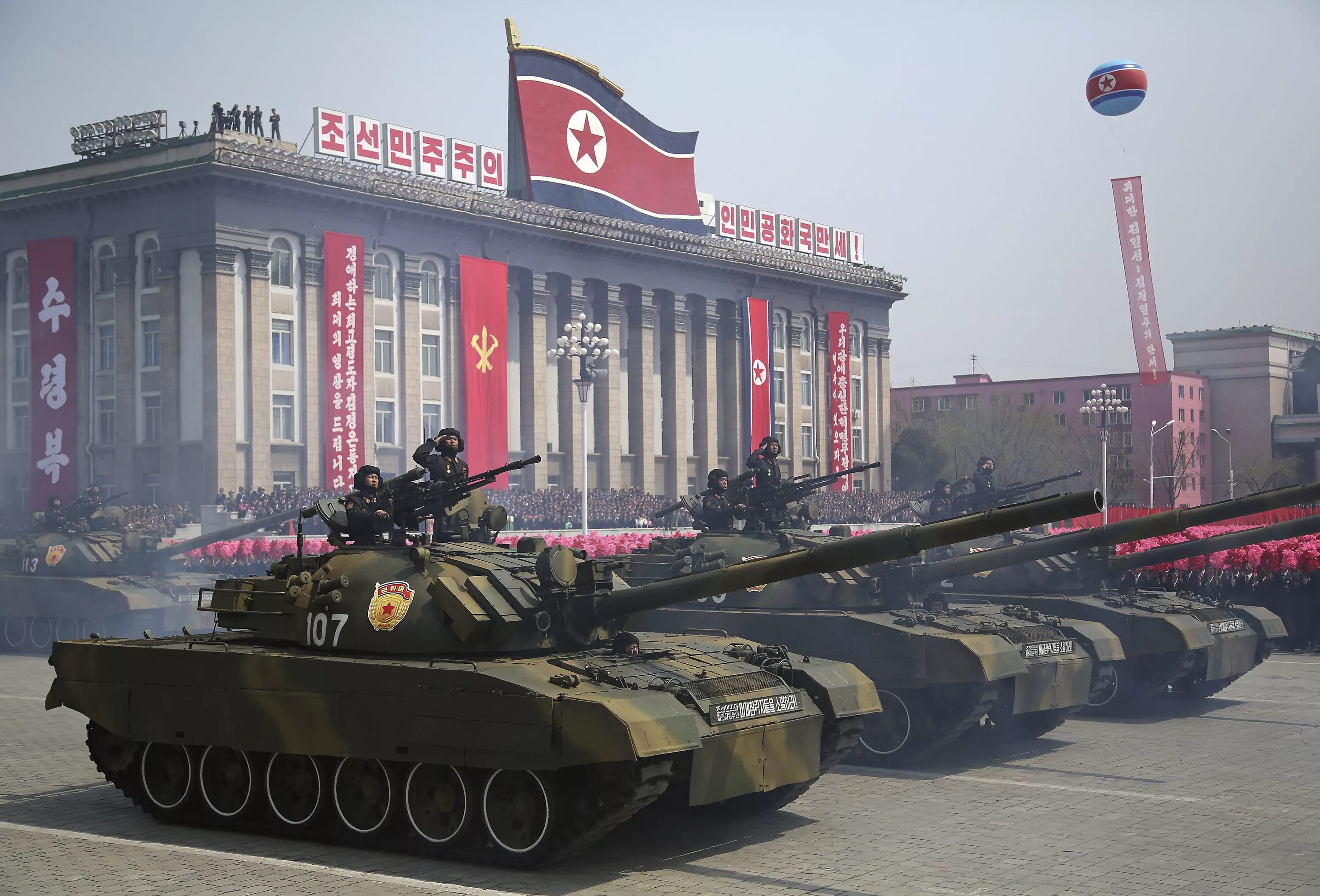 Новый танк северной кореи. Северокорейский танк Сонгун-915. Танк Сонгун 915 КНДР. Чонма-216. Танк Чхонмахо-216.